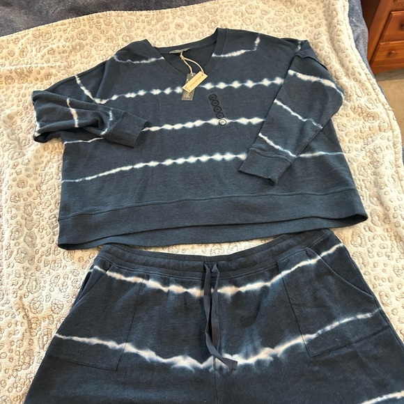 Natural Reflections Tops - NWT Women’s Size 2X Natural Reflections Blue and White Short Matching Set